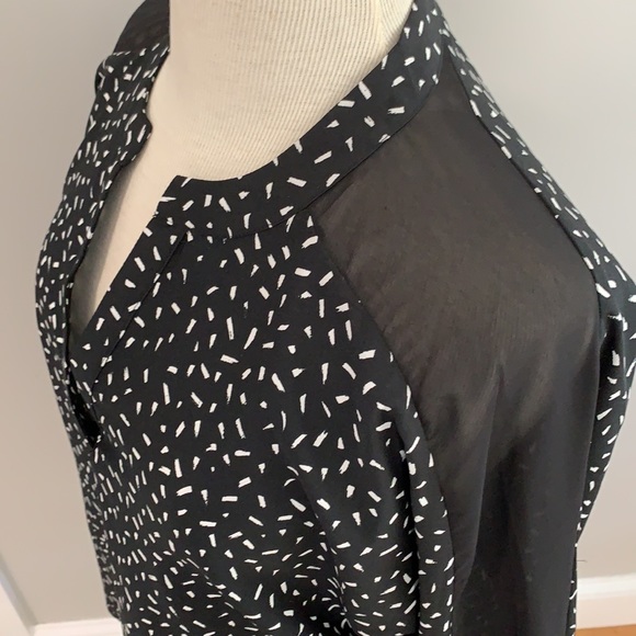 Banana Republic V-Neck Blouse in Black & White - Picture 5 of 7